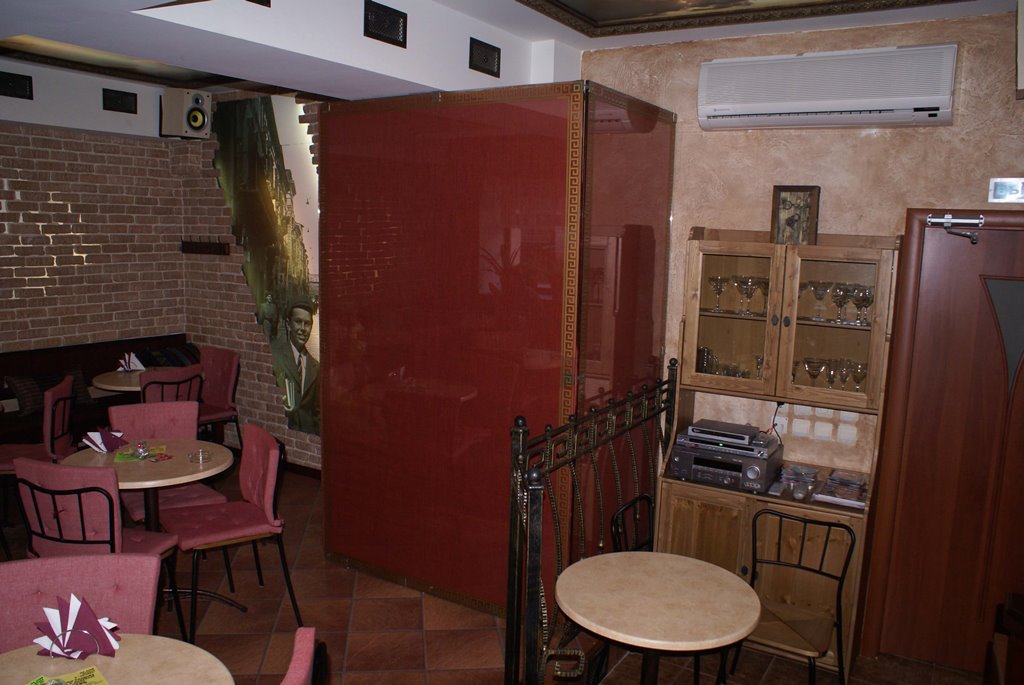  межкомнатная стекло матовое красное с декором --кафе --вид3
